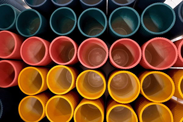 Praticidade de vasos plásticos, e sua variedade de cores, tamanhos e possibilidades para criar uma varanda linda e prática